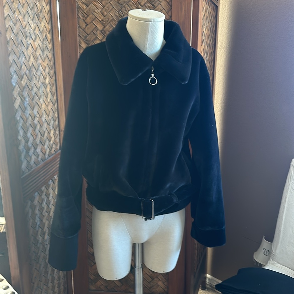 NWOT - (Fashion Nova Large faux fur (worn 2xs)